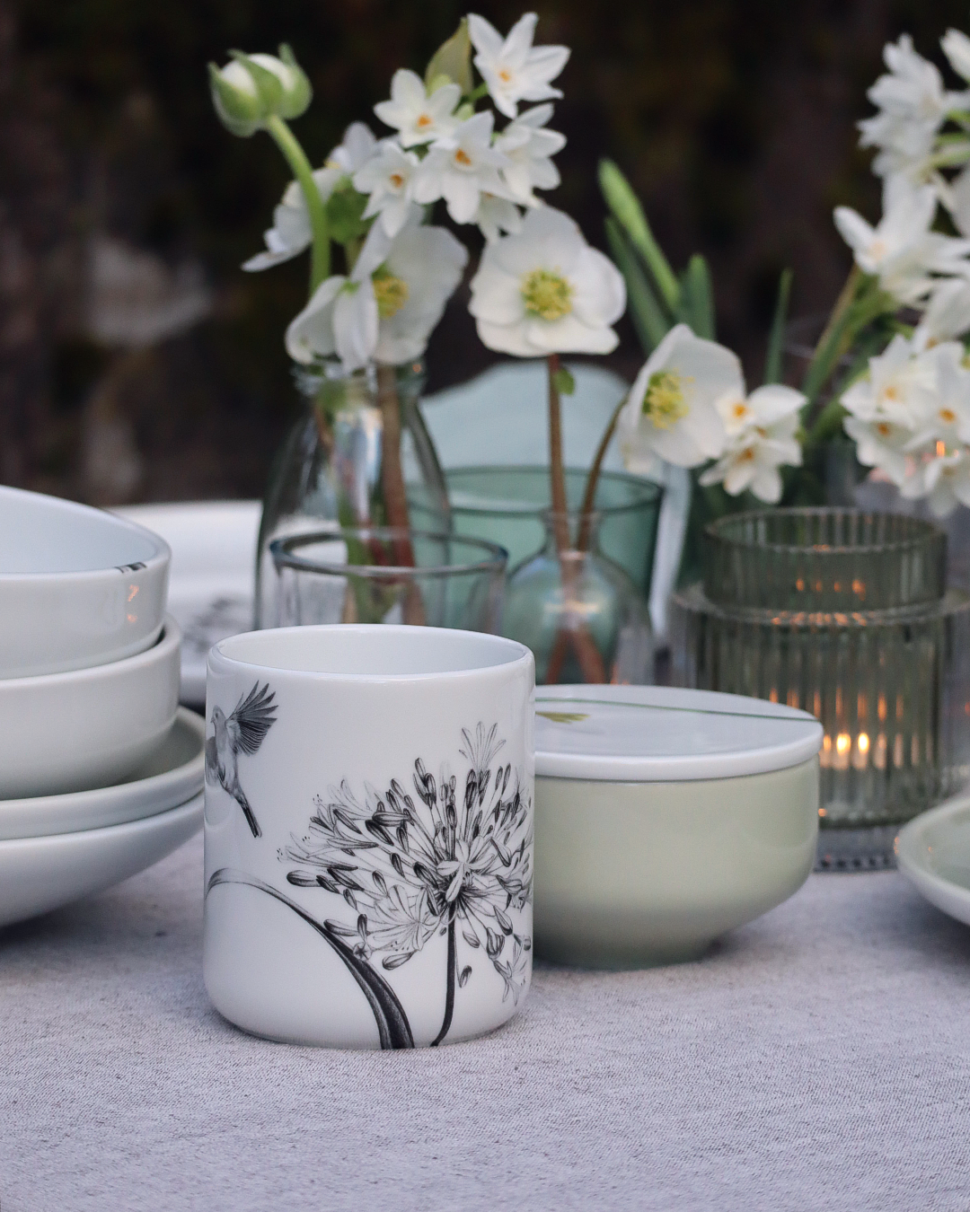 becher ohne henkel . im garten .