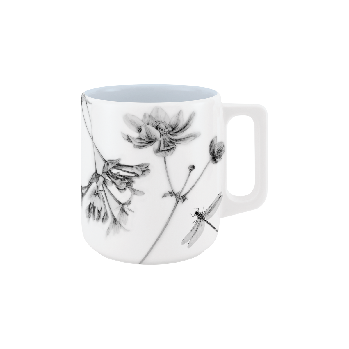 becher mit henkel . innen farbig . im garten .
