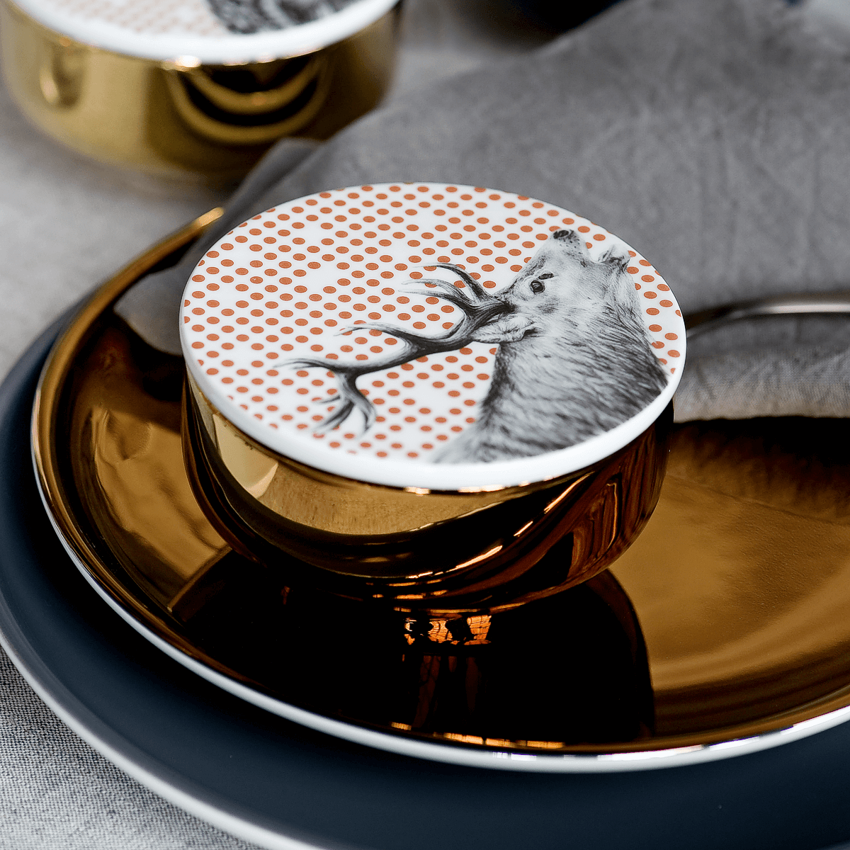 deckel 11 . untersetzer . hirsch im schnee . harfen und posaunen .