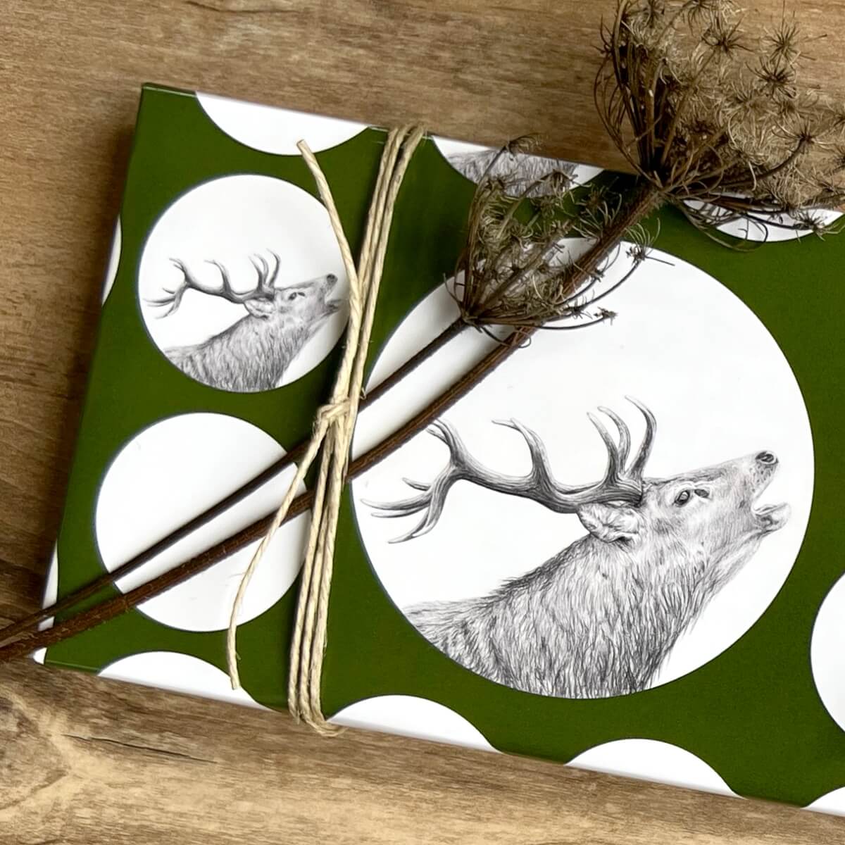 geschenkpapier . hirsch . unterm baum .