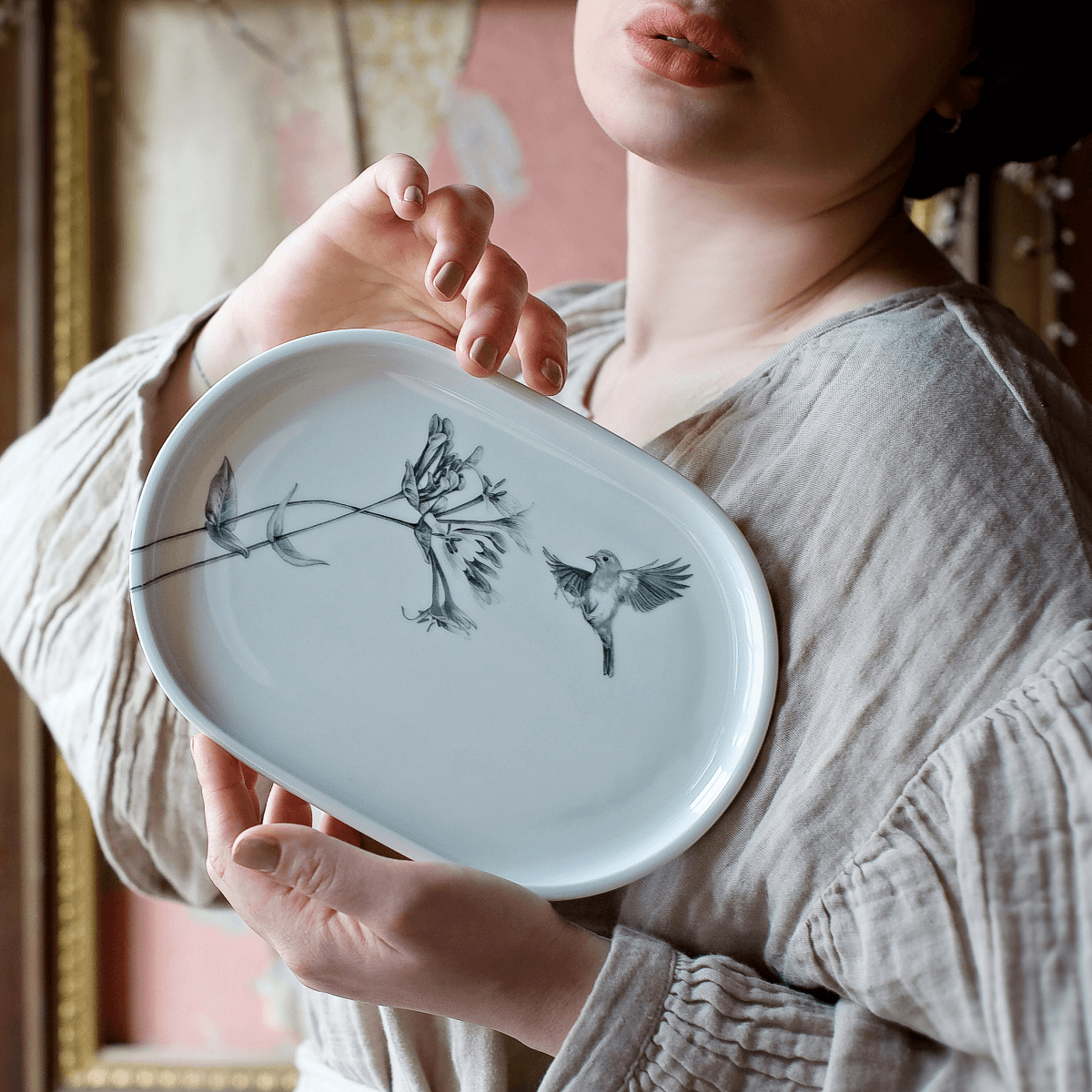 platte 23x16 . geißblatt mit rotkehlchen .