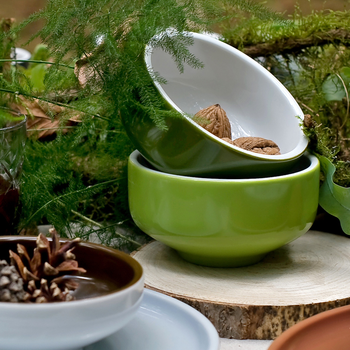 schale 11 . das erste laub . handgespritzt außen .