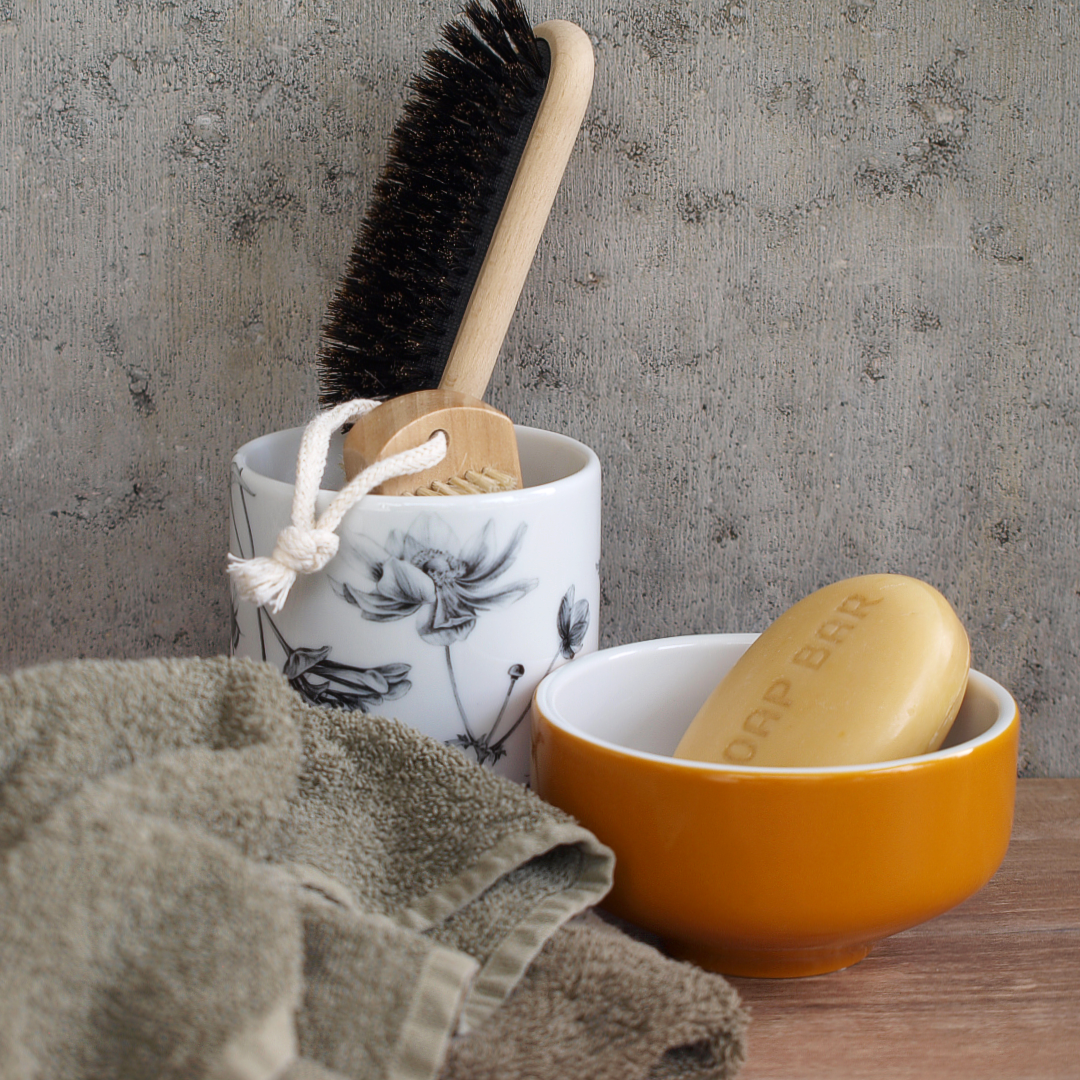 schale 11 . honig im tee . handgespritzt außen .