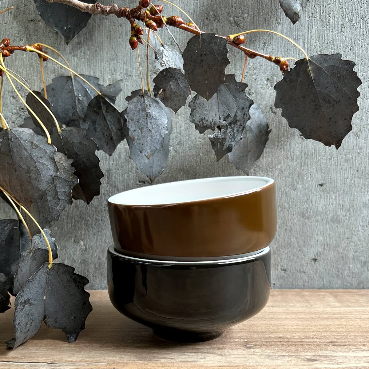 schale 11 . neumond . handgespritzt außen .