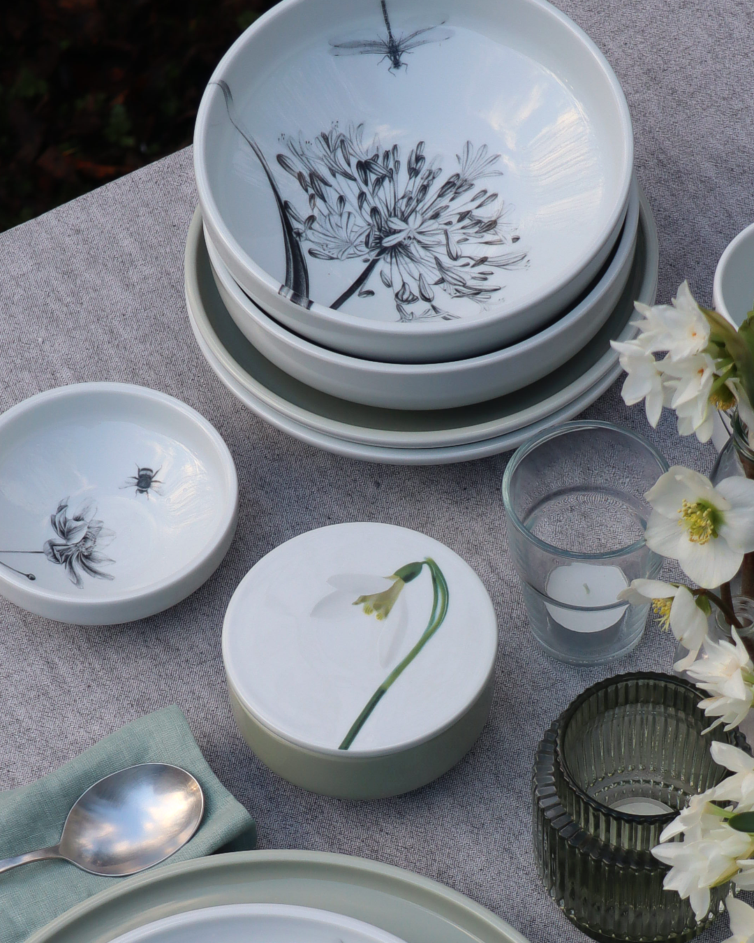 schale 19 . schmucklilie mit libelle .