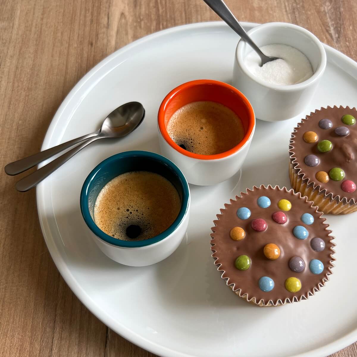 schale 6 . regen im see . handgespritzt innen .