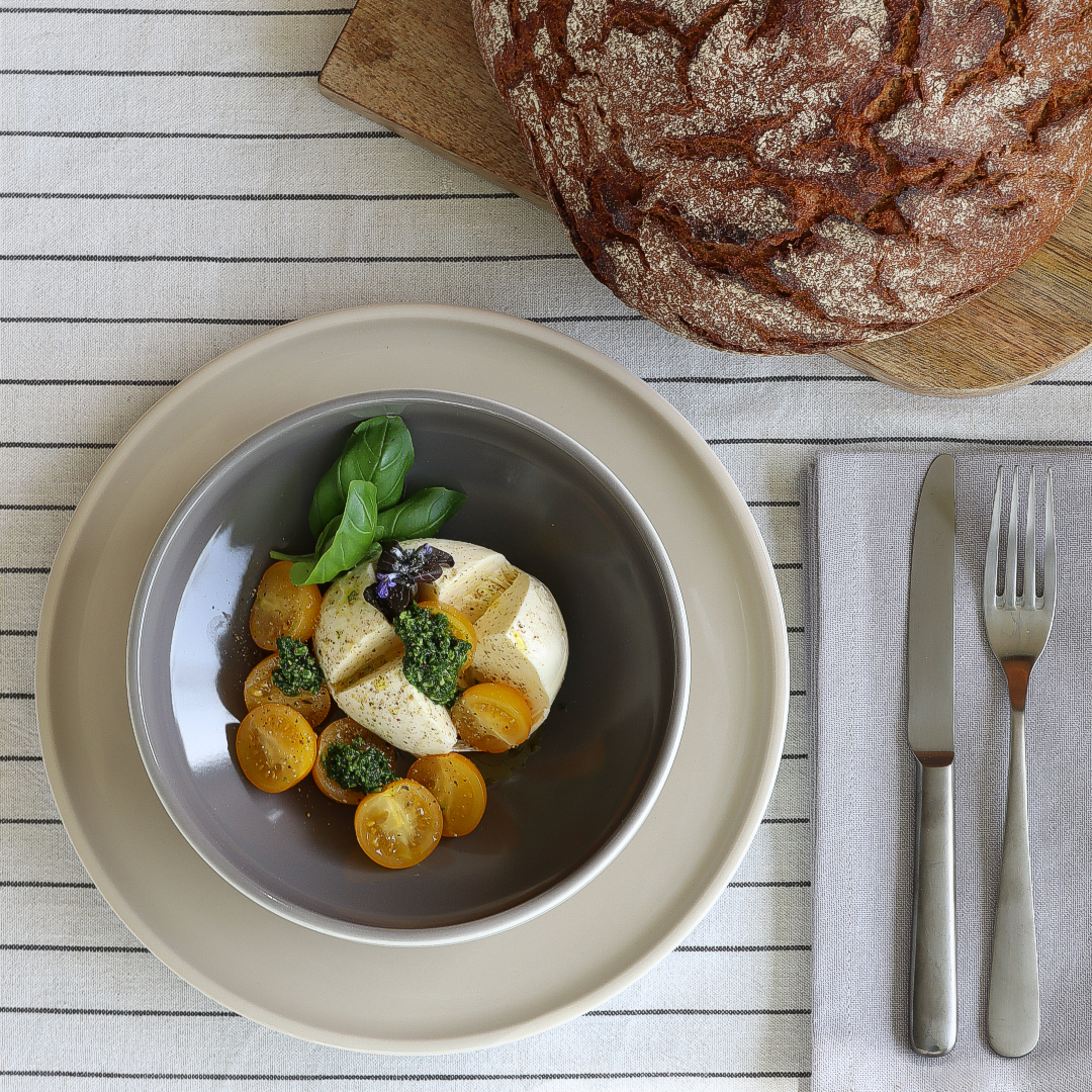 teller 26 . geerdet . handgespritzt .