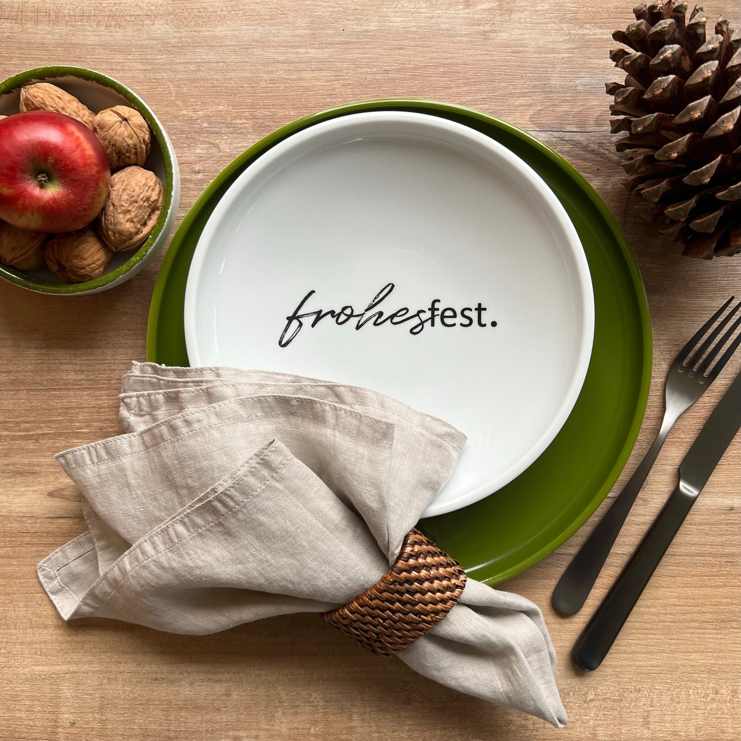 teller 28 . unterm baum . handgespritzt .