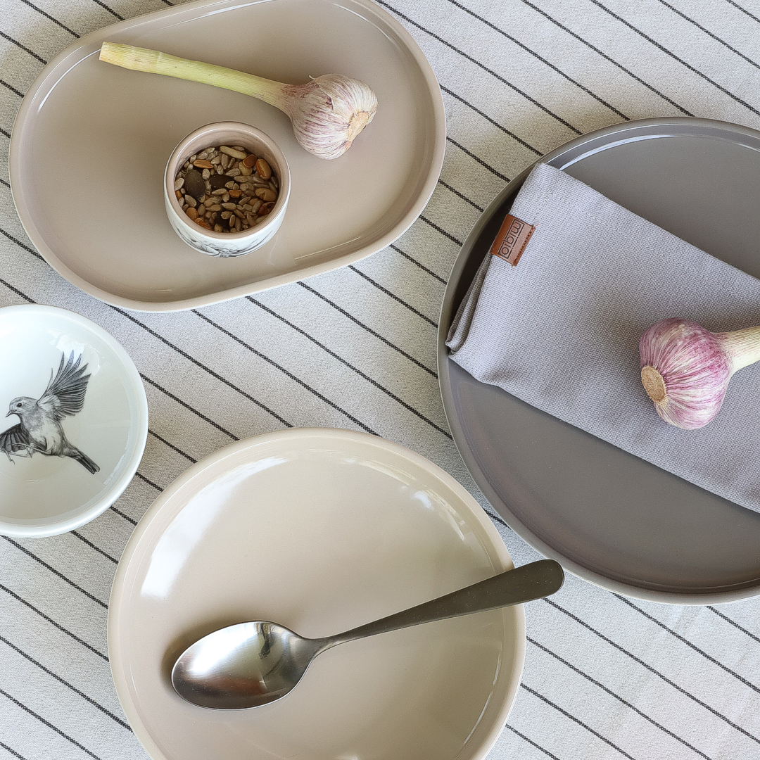 teller 21 tief . geerdet . handgespritzt .