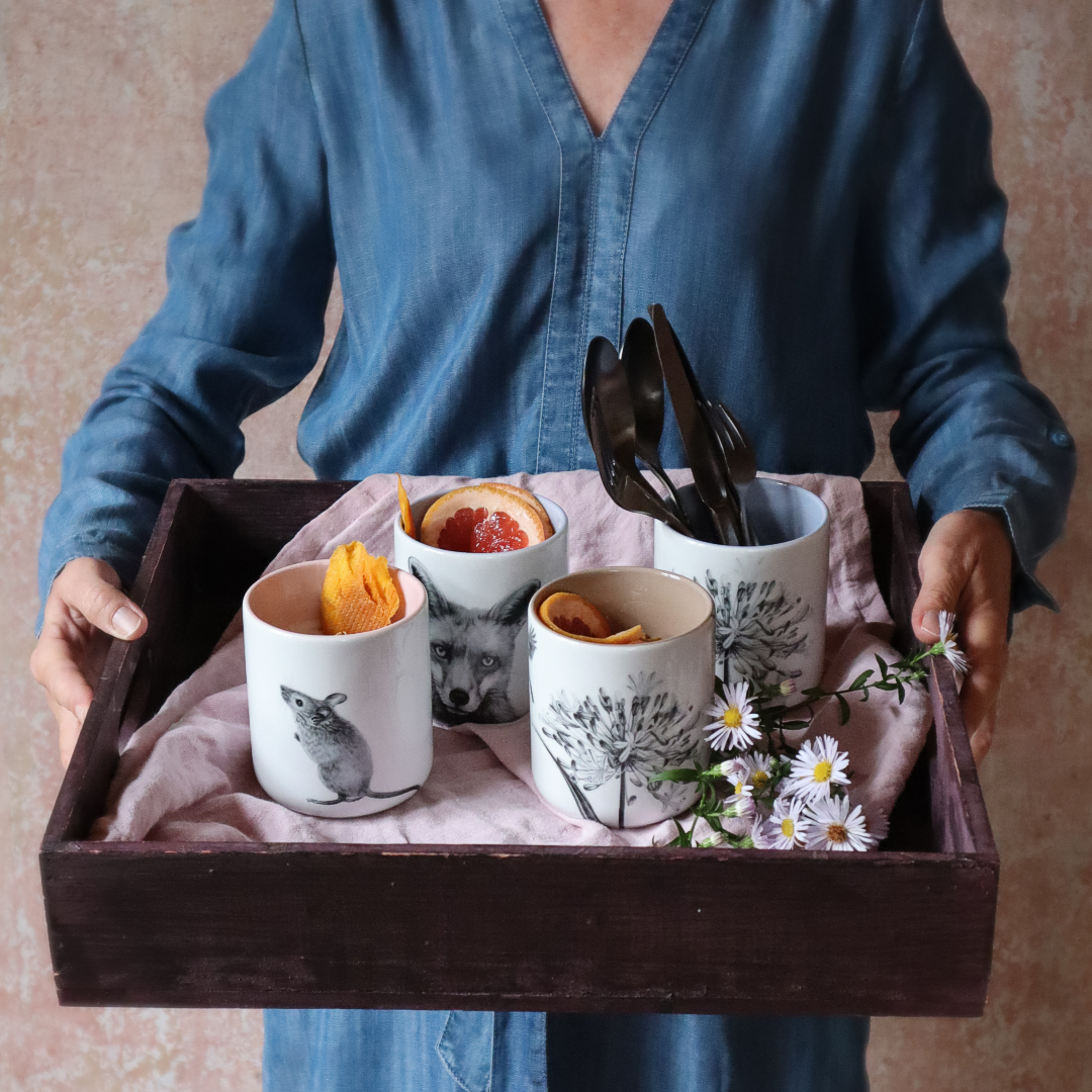 becher ohne henkel 370 . schmucklilie . buch und kekse .