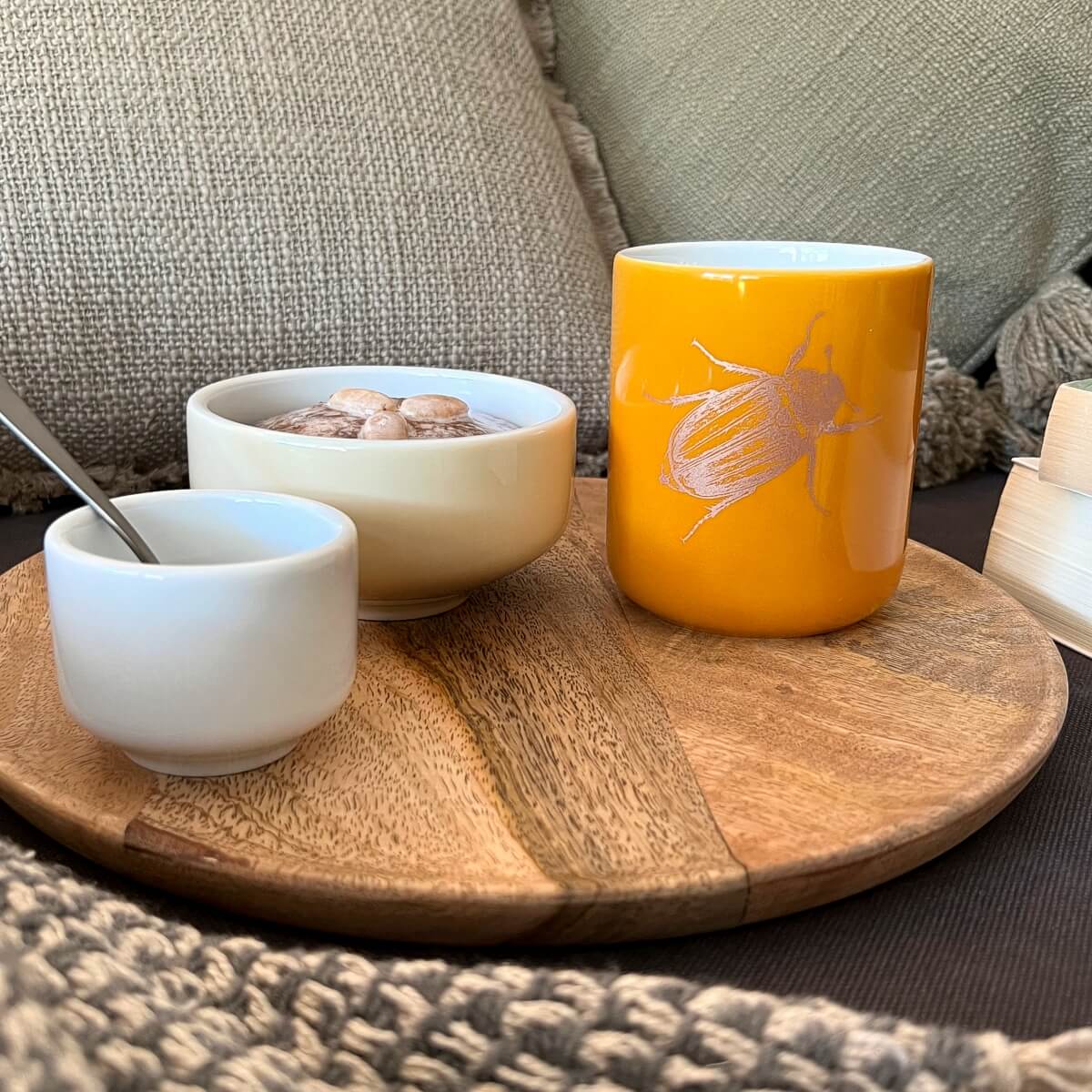 becher ohne henkel 370 . maikäfer mattglanz auf honig im tee .