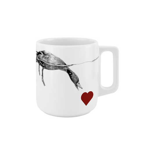 Weiße Porzellantasse mit Entenmotiv und rotem Herz