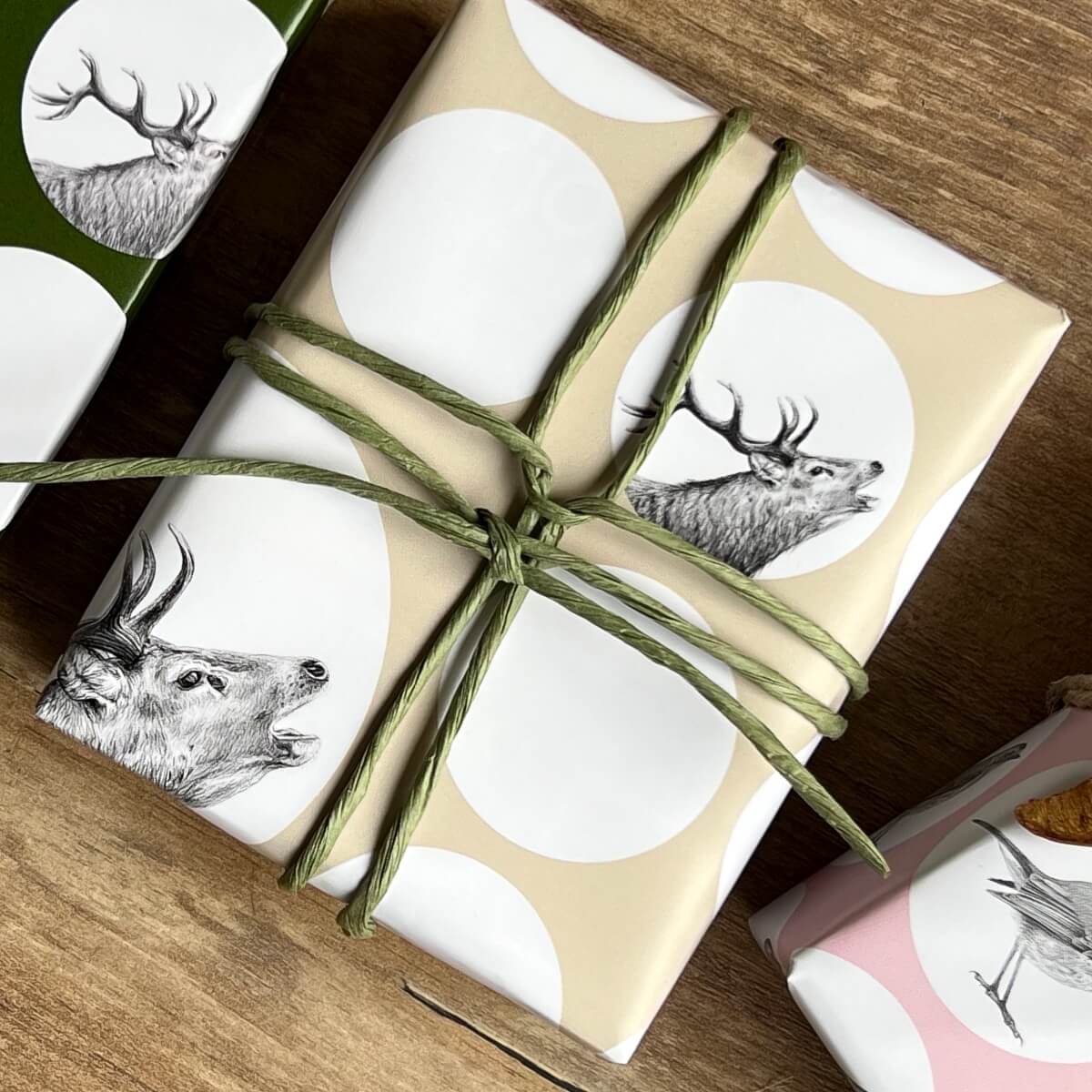 geschenkpapier . hirsch . buch und kekse .