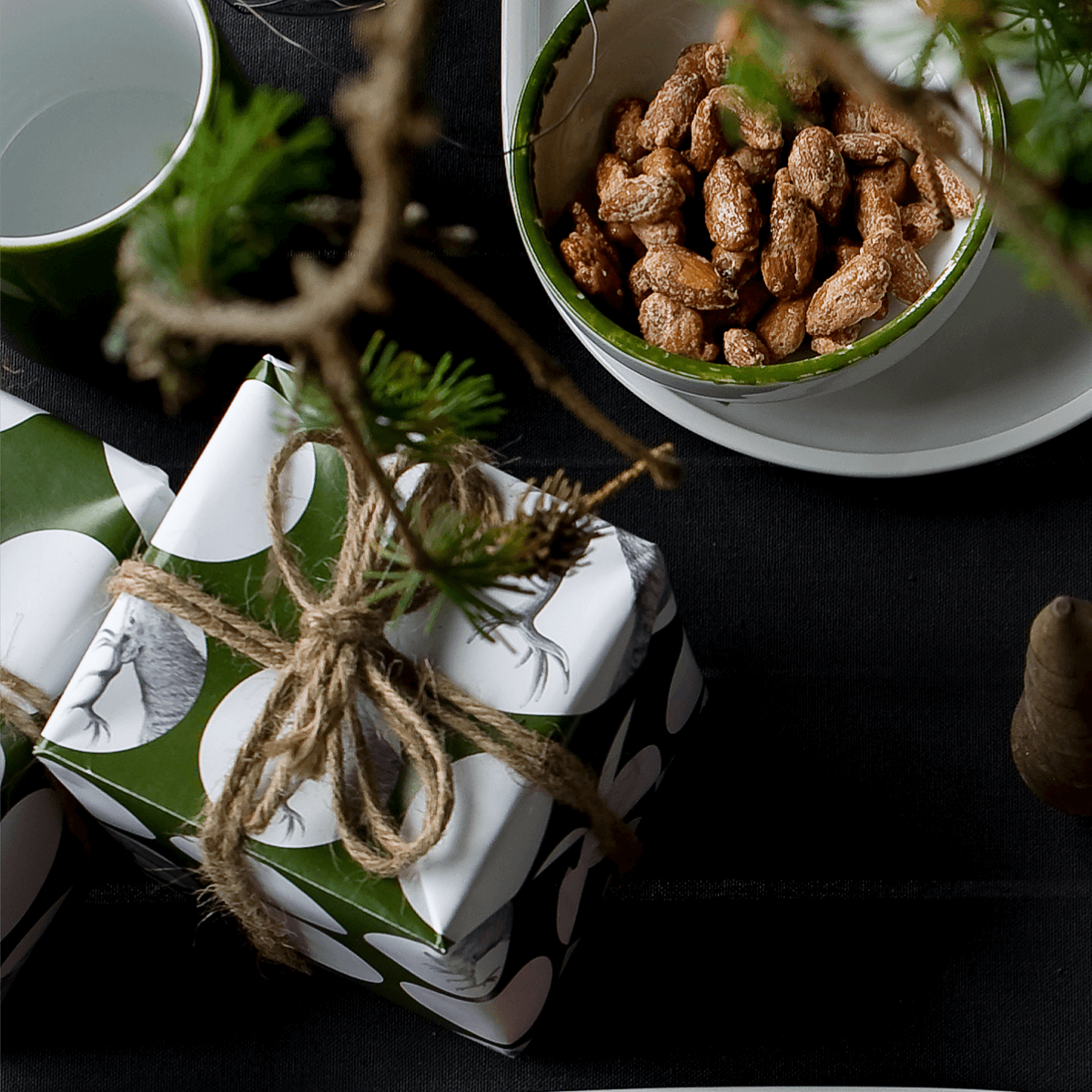 geschenkpapier . hirsch . unterm baum .